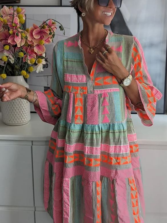Julie – Elegant och färgglad klänning