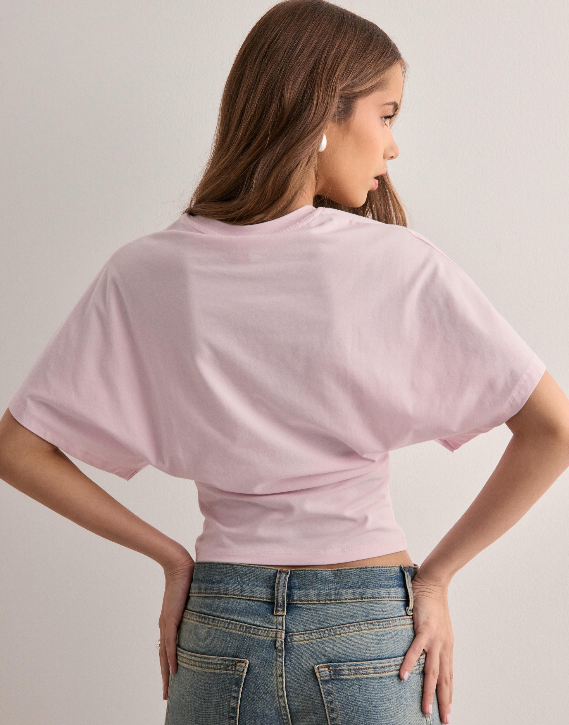 Amara - Elegant figursydd topp